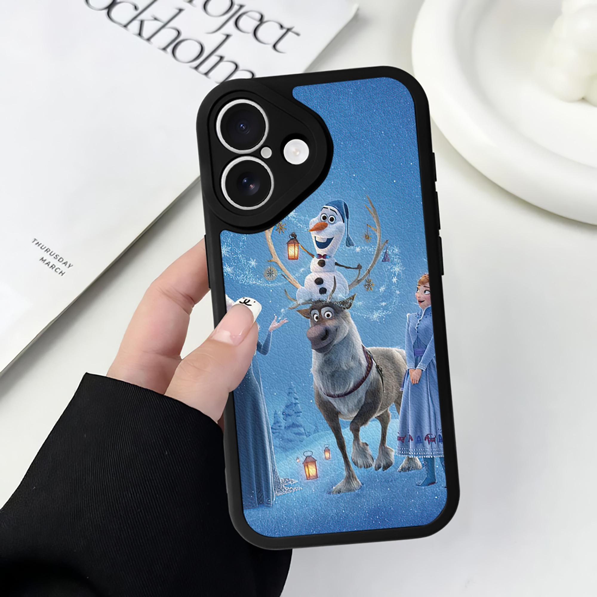 （画像用） アナと雪の女王 アンナ エルサ Frozen Anna Elsa 【iPhone 16シリーズ対応】シリコンスマホケース（レザー調） 材質：シリコン